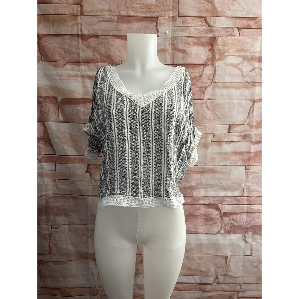 Crop TopShort Sleeve Size Small Casual‎ White, Black